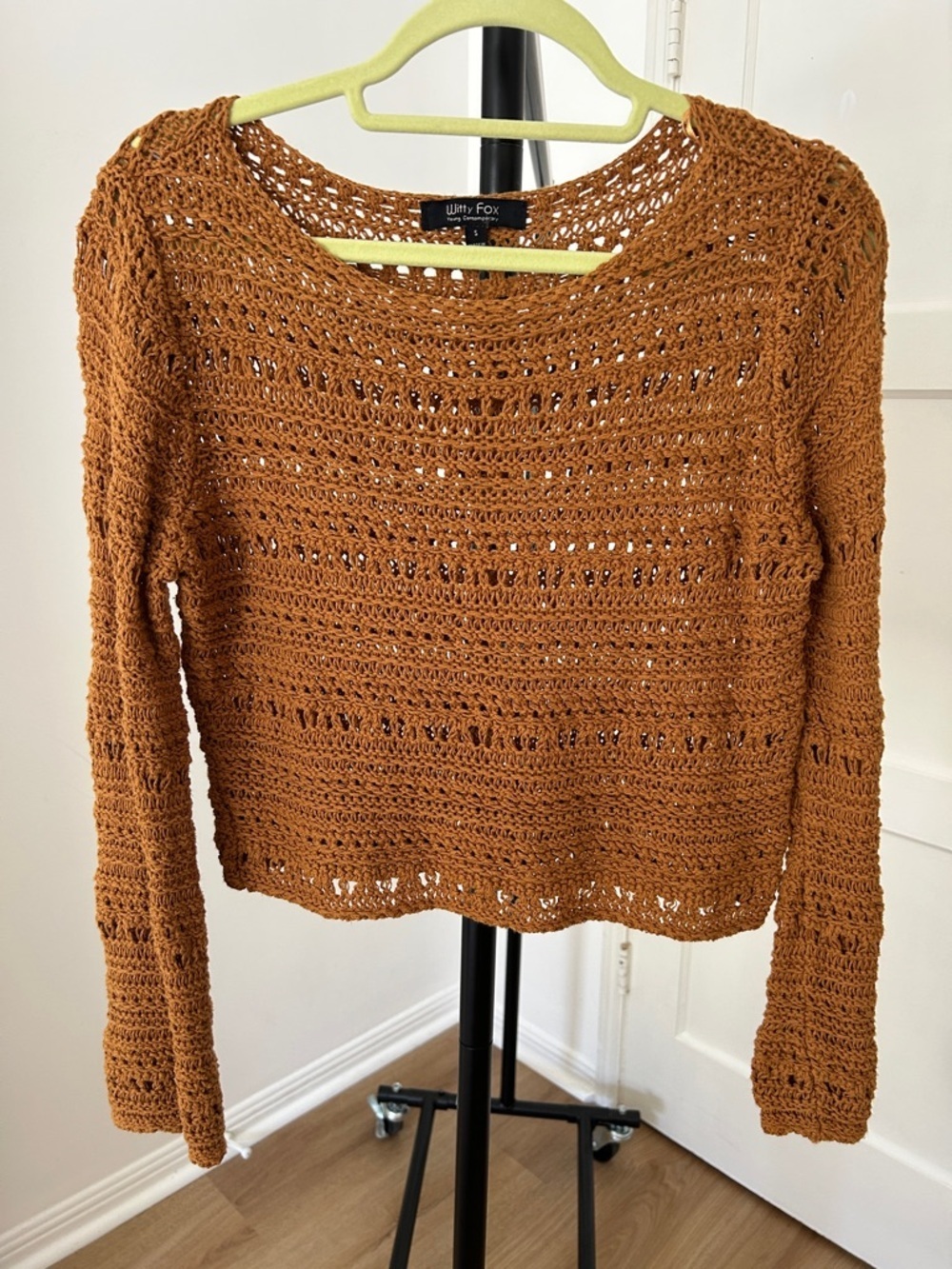 Witty Fox Crochet Long Sleeve. Size small. PTP 18”. Color: Rust.